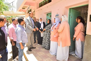 خلال جولة مفاجئة.. محافظ أسيوط يحيل مدير الوحدة الصحية بعرب المدابغ و3 من الأطقم الطبية والتمريض بالوحدة للتحقيق 